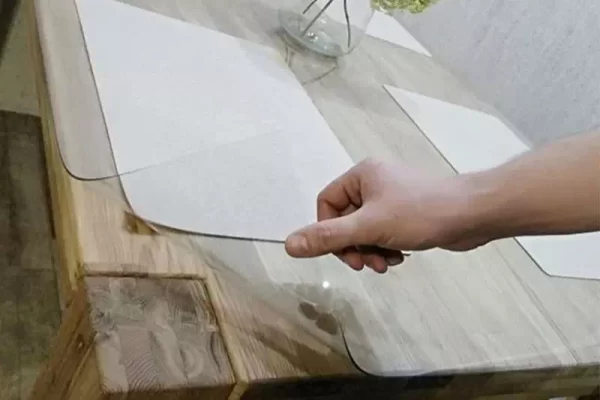 Miękkie szkło chroniące blat stołu